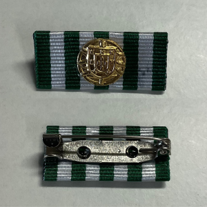 BARRETE/TRAVINCA C/ FITA, ESCUDO OURO E ALFINETE